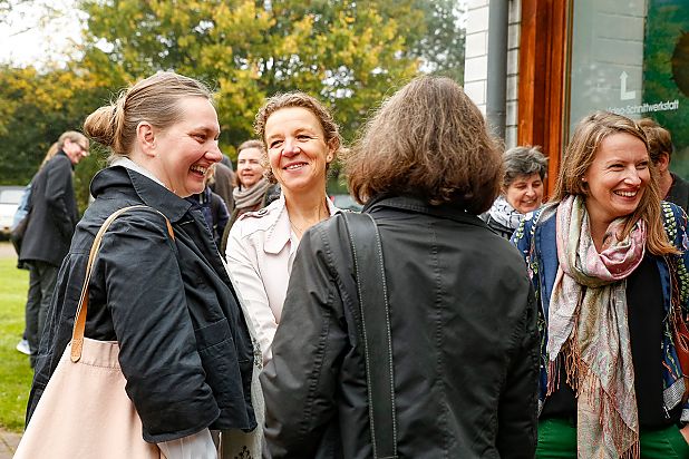 Lehrende der Hochschule Otterberg im Gespräch beim Hochschulfest; © Wenke Wollschläger