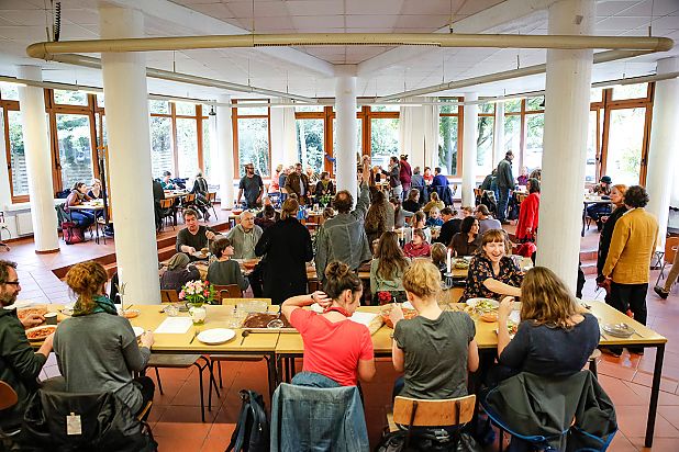 Besucher beim Mittagessen in der Mensa beim Hochschulfest in Ottersberg; © Wenke Wollschläger