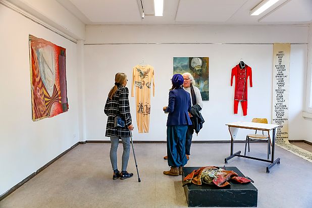 Studierende und Alumni im Gespräch beim Hochschulfest in Ottersberg; © Wenke Wollschläger